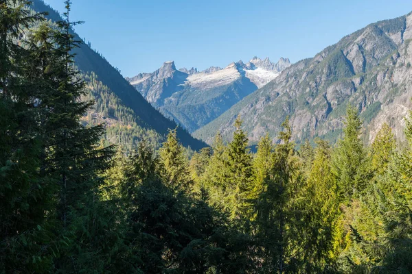 Güney Picket Aralığı Rockport North Cascades Milli Parkı ziyaretçi merkezinden görüntülendi