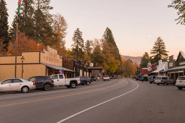 Buildings with the aesthetics of the old American West in Winthrop at sunset, North Cascades. — Stock Photo, Image