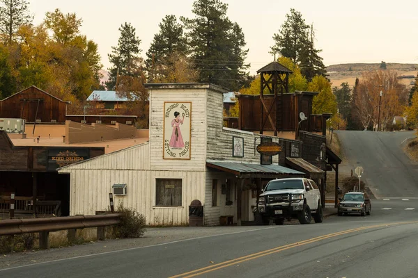 Buildings with the aesthetics of the old American West in Winthrop at sunset, North Cascades. — Stock Photo, Image