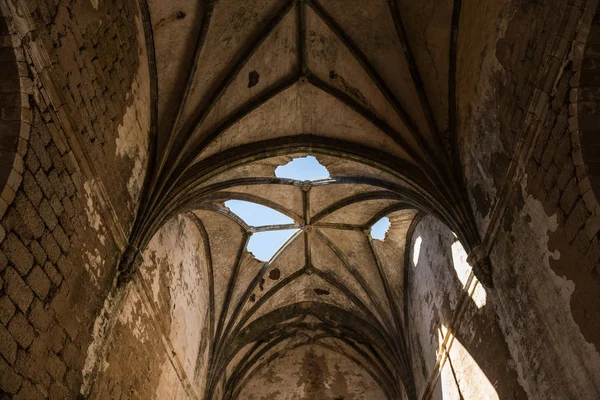 A San Antonio de Padova 15., Garrovillas de Alconetar elhagyott kolostora gótikus boltívek részletessége — Stock Fotó