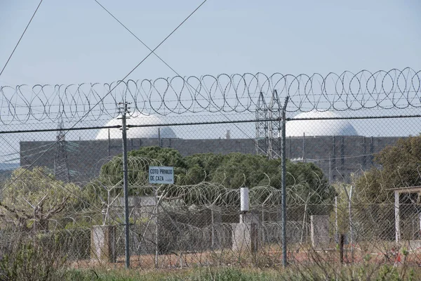 De witte koepels van de Alamaraz kerncentrale die achter de roosters rond de hele plant wordt gezien. — Stockfoto