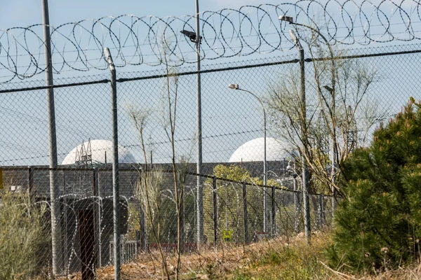 De witte koepels van de Alamaraz kerncentrale die achter de roosters rond de hele plant wordt gezien. — Stockfoto