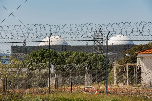 De witte koepels van de Alamaraz kerncentrale die achter de roosters rond de hele plant wordt gezien. — Stockfoto