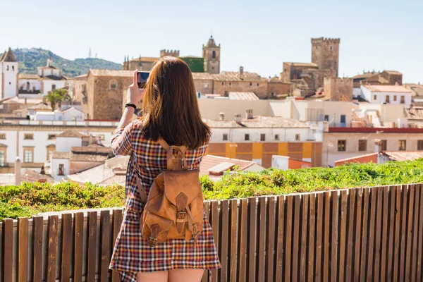 Joven turista pelirrojo toma una fotografía del casco antiguo de Cáceres desde el mirador de Galarza — Foto de Stock