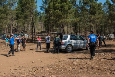 Ispanyol sivil muhafız, kayıp teori psytransce müzik festivali 'nde uyuşturucu kaçakçılığı nedeniyle bir araba müdahale