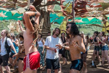 İnsanlar Riomalo de Abajo düzenlenen Lost Theory psytransce müzik festivalinin ana sahnesinde dans