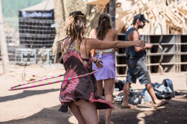 Riomalo de Abajo düzenlenen Lost Theory psytransce müzik festivalinde bir hula çember ivedilik ve dans ile hokkabazlık genç kadın