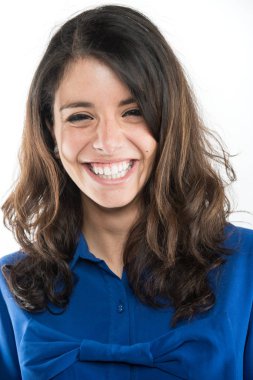 Güzel genç bir kadın onun mükemmel dişlerini gösteren gülüyor