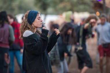 Riomalo de Abajo düzenlenen Lost Theory psytransce müzik festivalinde genç bir kadın ortak duman
