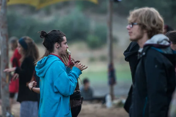 Een man j met een fopspeen op het hoofdpodium van de verloren theorie Festival in Riomalo de Abajo — Stockfoto