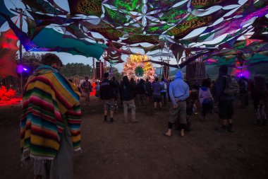 Katılımcılar ve atmosfer kayıp teorisi psytransce müzik festivali Riomalo de Abajo düzenlendi