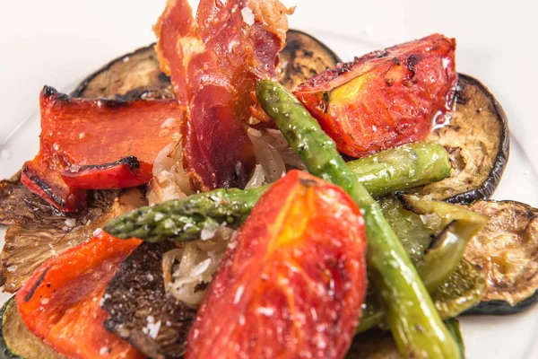 Domates, kuşkonmaz, biber, kabak ve patlıcan ile ızgara sebze