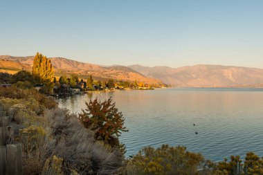 Chelan Gölü kıyılarının gün doğumu manzarası, Washington, ABD.