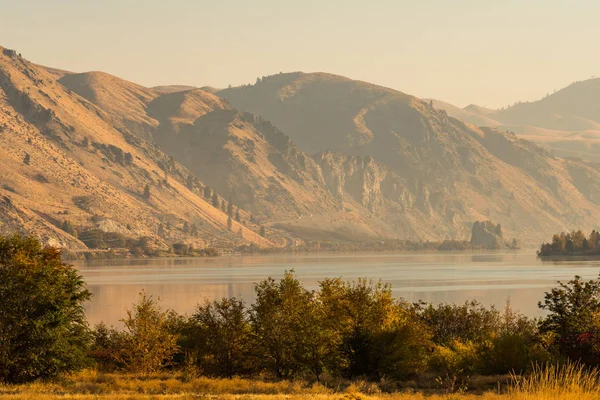 Entiat yakınlarındaki Columbia Nehri'nin gün doğumu manzarası, Washington, ABD.