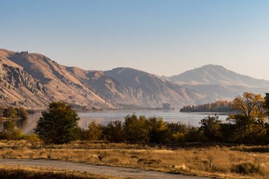 Entiat yakınlarındaki Columbia Nehri'nin gün doğumu manzarası, Washington, ABD.