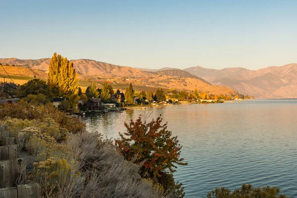 Chelan Gölü kıyılarının gün doğumu manzarası, Washington, ABD.