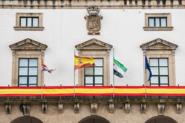 İspanya büyük bir bayrak, Avrupa ve Extremadura bir bayrak ile Caceres belediye binasının cephe.