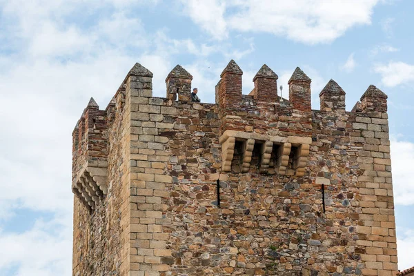 A turista a Tower of Bujaco látható a Plaza Mayor de Csomor, Extremadura, Spanyolország — Stock Fotó