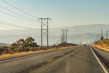 Wenatchee Karayolu 2 üzerinde arka planda bacalardan yol ve duman