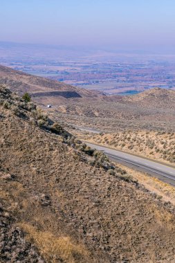 Karayolu ve ovalar Yakima yakınlarındaki Manastash Vista Point bakış açısından görüldü,