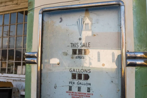 在玛丽希尔的加油站，一个废弃的旧燃气分配器的细节 — 图库照片