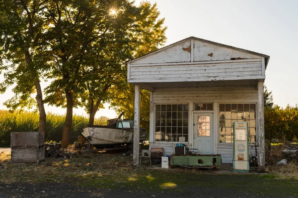 Restos de una gasolinera abandonada en Maryhill — Foto de Stock