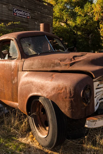 Una camioneta vieja y abandonada en Maryhill — Foto de Stock