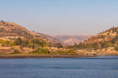 Lyle, Washington yanındaki Columbia Nehri'nde klickitat nehrinin ağzından köprüler