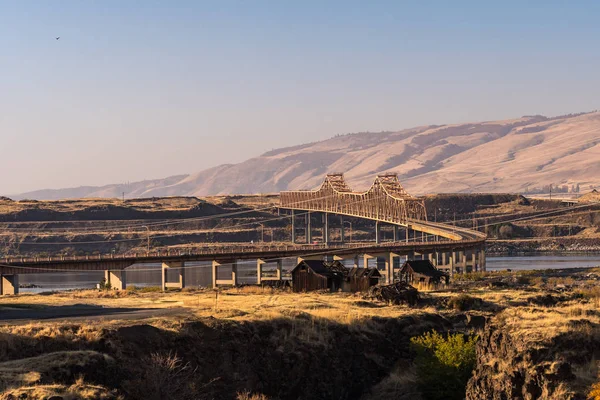 Sunset view of The Dalles bridge over the Columbia River that separates Washington and Oregon states — Stock Photo, Image