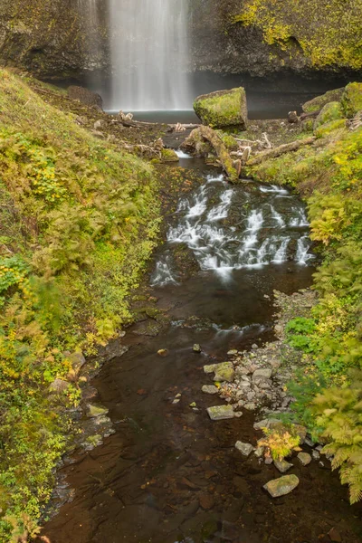 Den nedre delen av den första nivån av Multnomah vattenfall ligger vid Multnomah Creek i Columbia River Gorge — Stockfoto