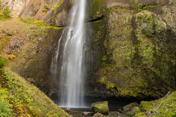 Den nedre delen av den första nivån av Multnomah vattenfall ligger vid Multnomah Creek i Columbia River Gorge — Stockfoto