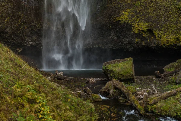 Nedre delen av den första nivån av Multnomah vattenfall ligger vid Multnomah Creek i Columbia River Gorge — Stockfoto