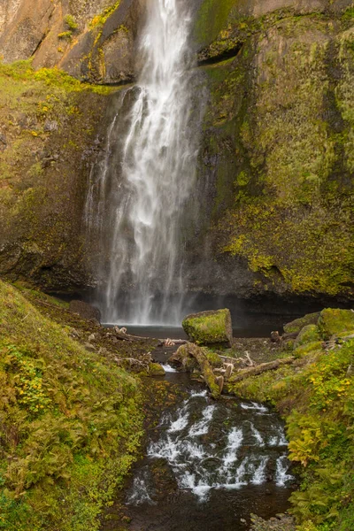The lower part of the first level of the Multnomah waterfall located at Multnomah Creek in the Columbia River Gorge — Stock Photo, Image