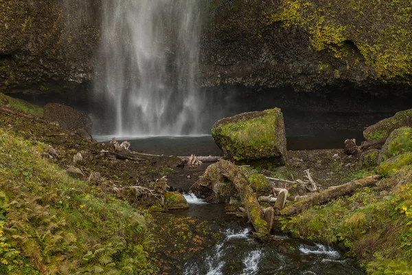 Den nedre delen av den första nivån av Multnomah vattenfall ligger vid Multnomah Creek i Columbia River Gorge — Stockfoto