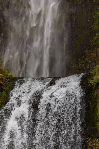 Övre delen av det nedre vattenfallet i Multnomah Creek i Columbia River Gorge, Oregon — Stockfoto