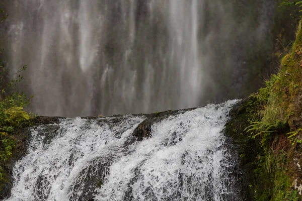Верхняя часть нижнего яруса водопада Малтнома расположена в ручье Малтнома в ущелье реки Колумбия, штат Орегон. — стоковое фото