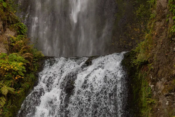 Övre delen av det nedre vattenfallet i Multnomah Creek i Columbia River Gorge, Oregon — Stockfoto