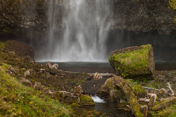 Dolna część pierwszego poziomu wodospadu Multnomah położonego nad Multnomah Creek w dorzeczu rzeki Columbia — Zdjęcie stockowe