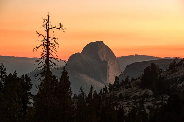 Coucher de soleil sur le demi-dôme depuis le belvédère d'Olmsted à Yosemite — Photo