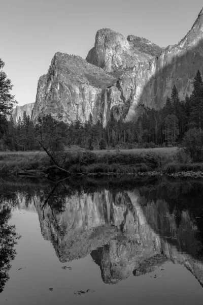 Le reflet du pic Cathedral sur la rivière Merced depuis le belvédère de la vallée de Yosemite — Photo
