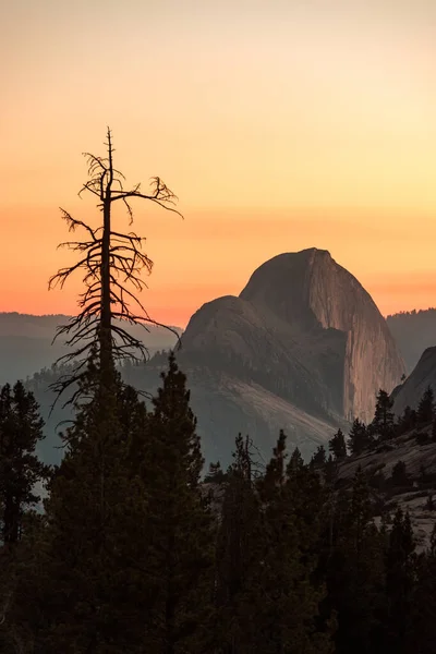 Vista al atardecer de la Cúpula Media desde el Mirador Olmsted en Yosemite —  Fotos de Stock