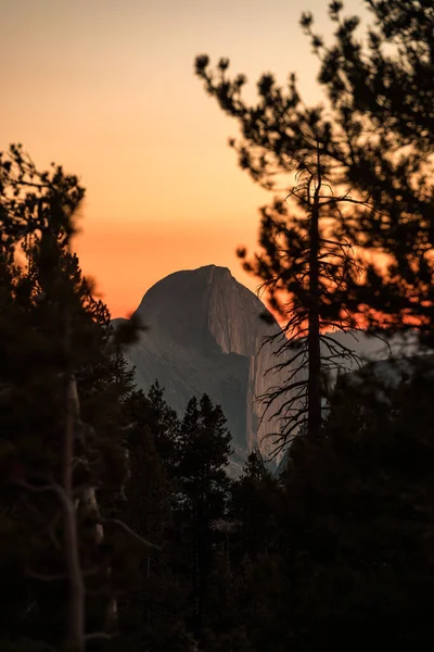 Coucher de soleil sur le demi-dôme depuis le belvédère d'Olmsted à Yosemite — Photo