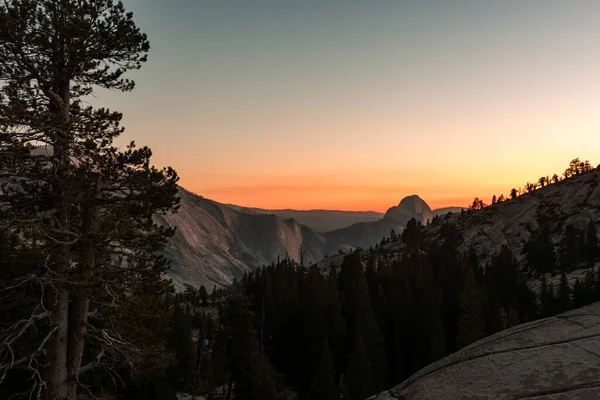 Vista do pôr do sol da Meia Cúpula do Miradouro Olmsted em Yosemite — Fotografia de Stock