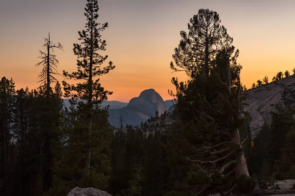 Coucher de soleil sur le demi-dôme depuis le belvédère d'Olmsted à Yosemite — Photo