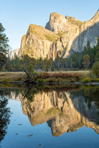 Le reflet du pic Cathedral sur la rivière Merced depuis le belvédère de la vallée de Yosemite — Photo