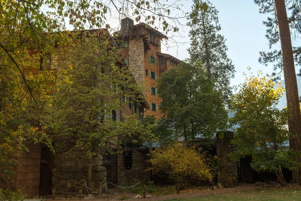 Veduta dell'Hotel Ahwahnee tra gli alberi del Parco Nazionale dello Yosemite — Foto Stock