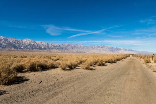 Dirt road és a Sierra Nevada hegy mellett a Nikkei koncentrációs tábor Manzanar Independence — Stock Fotó