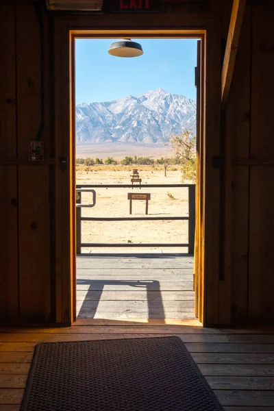 Uitzicht vanuit een van de barakken in het concentratiekamp Manzanar Nikkei in Independence, California, USA — Stockfoto