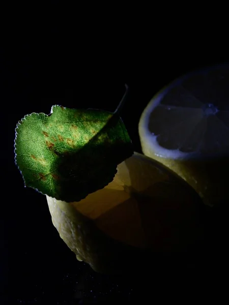 Citron Tranché Avec Feuille Verte Sur Fond Noir — Photo