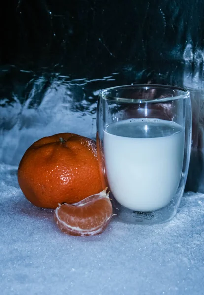 一杯橘子牛奶 — 图库照片